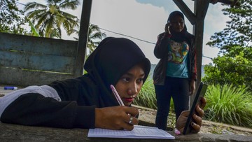 Siswa belajar di poskamling saat pandemi Covid-19 karena keterbatasan internet dan perangkat. Foto: ANTARA FOTO/ADENG BUSTOMI