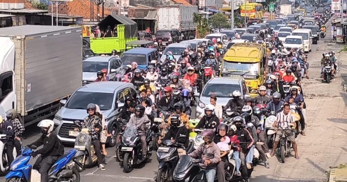 volume kendaraan dari arah Cikampek menuju Cirebon mengalami peningkatan signifikan.foto.net.