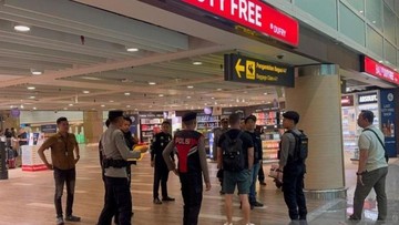 Foto: Petugas Tempat Pemeriksaan Imigrasi di Bandara Internasional I Gusti Ngurah Rai, Bali menangkap seorang buron Interpol asal Inggris berinisial SL (45). (ANTARA/HO-Imigrasi Ngurah Rai Bali)