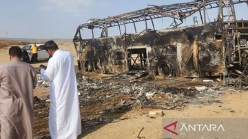 Foto: Kondisi bus yang hangus terbakar akibat insiden kecelakaan yang menewaskan 6 WNI jamaah umrah di jalan lintas Madinah-Makkah di daerah Wadi Qudaid, Arab Saudi, Kamis (20/3/2025). ANTARA/HO-Kemlu