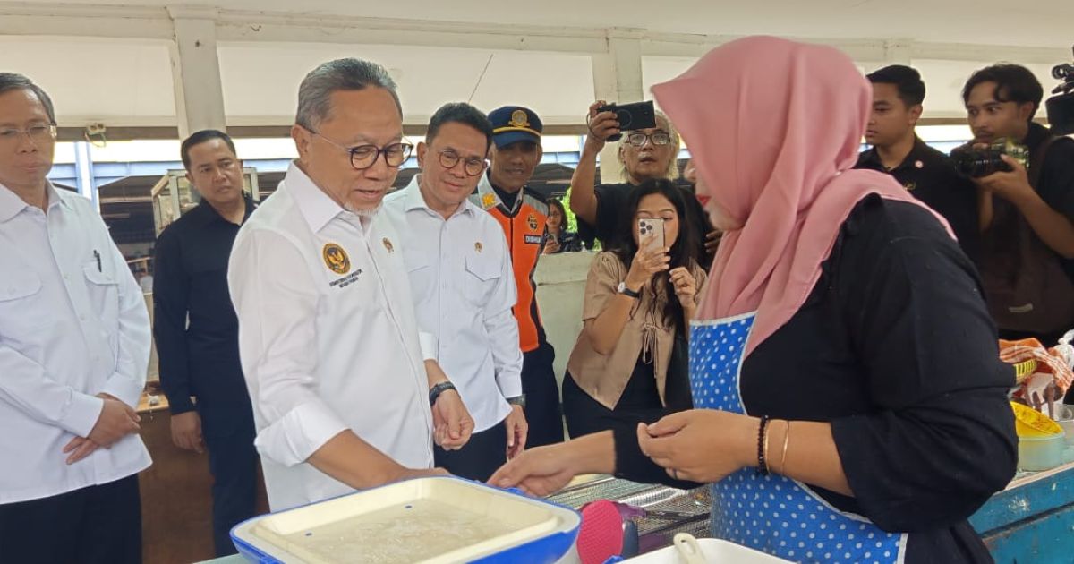 Menkopangan Zulkifli Hasan bersama Mendag Budi Santoso meninjau harga Bapok di PS Minggu Jakarta Selatan, Sabtu (28/3/2026).Foto Lexi.