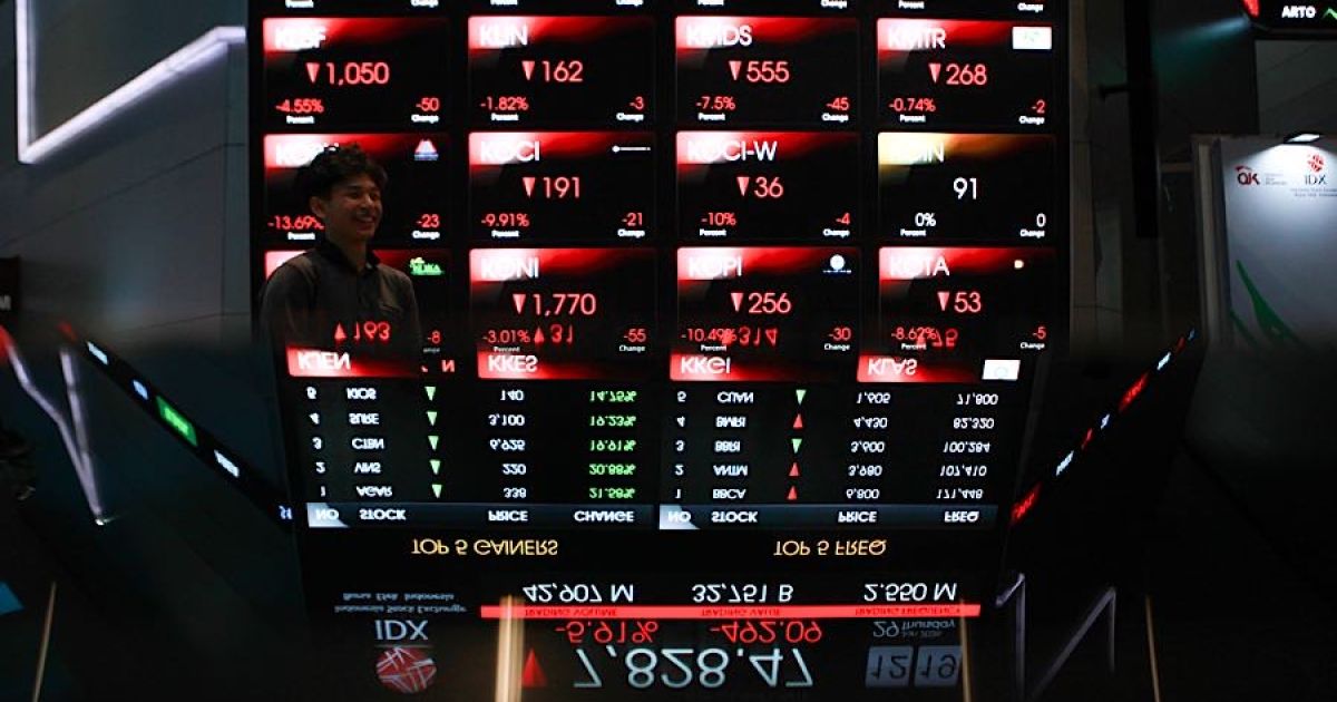 Karyawan di depan layar pergerakan harga saham (IHSG) di Bursa Efek Indonesia (BEI), Kamis (29/1/2026). (Bloomberg Technoz/Andrean Kristianto)