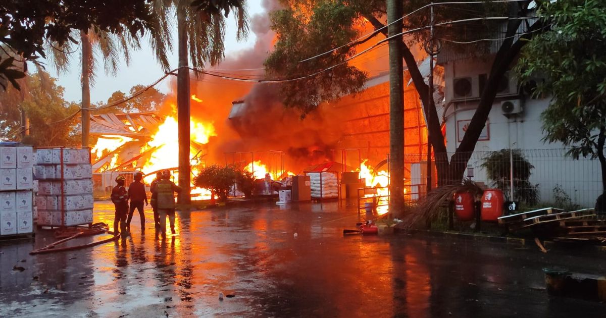 Kobaran api disertai asap hitam pekat membumbung tinggi saat kebakaran melanda pabrik plastik di Kampung Jampang, Desa Wanaherang, Kecamatan Gunung Putri, Kabupaten Bogor. (Zar)