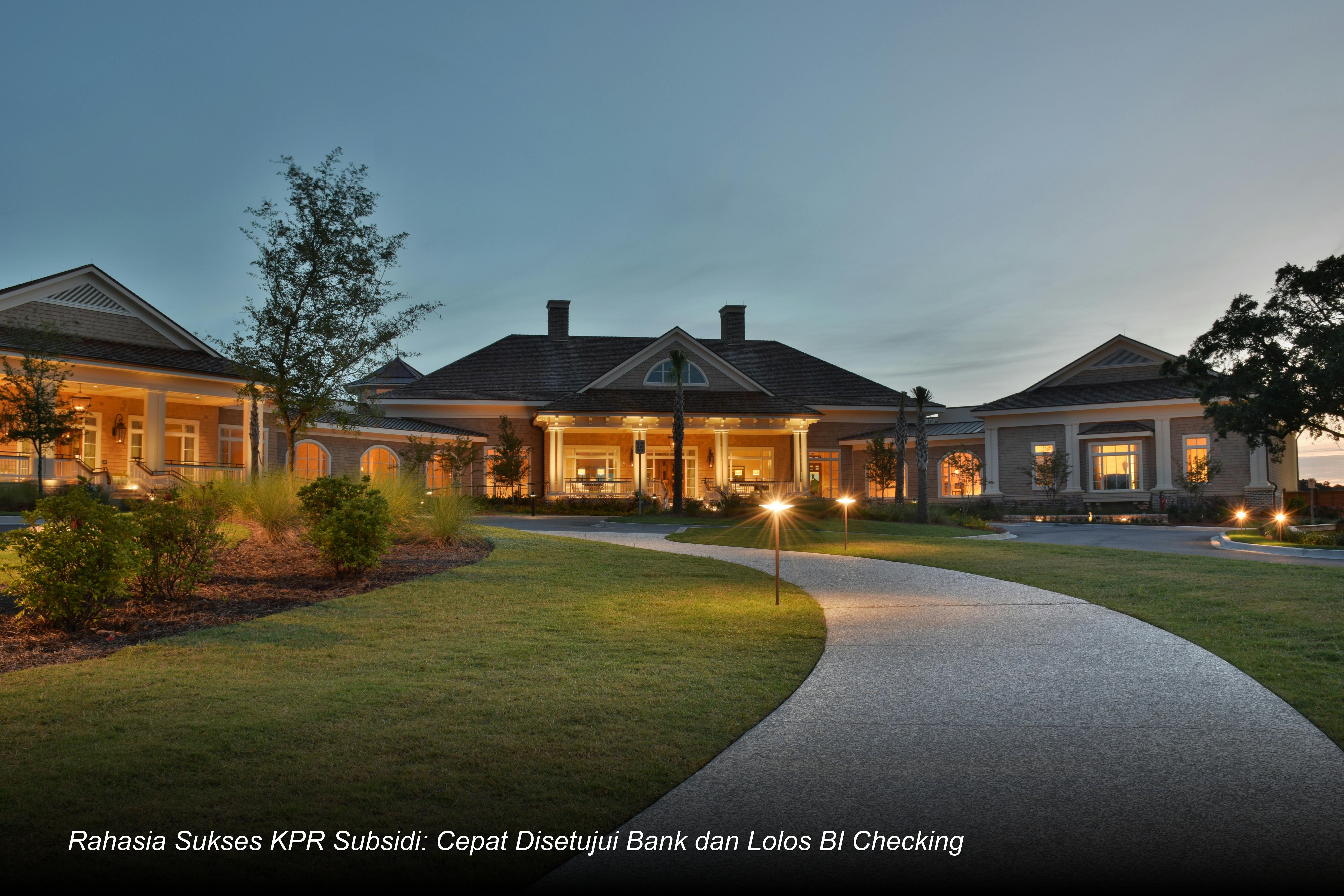 Seorang notaris sedang memimpin proses akad kredit KPR Subsidi di sebuah meja dengan latar belakang interior kantor bank yang modern dan profesional.