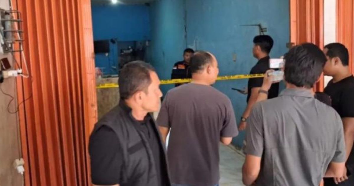 Tim Identifikasi Ditreskrimum Polda Metro Jaya yang sedang olah TKP mayat yang ditemukan di dalam freezer. (Foto: ANTARA/Pradita Kurniawan Syah)