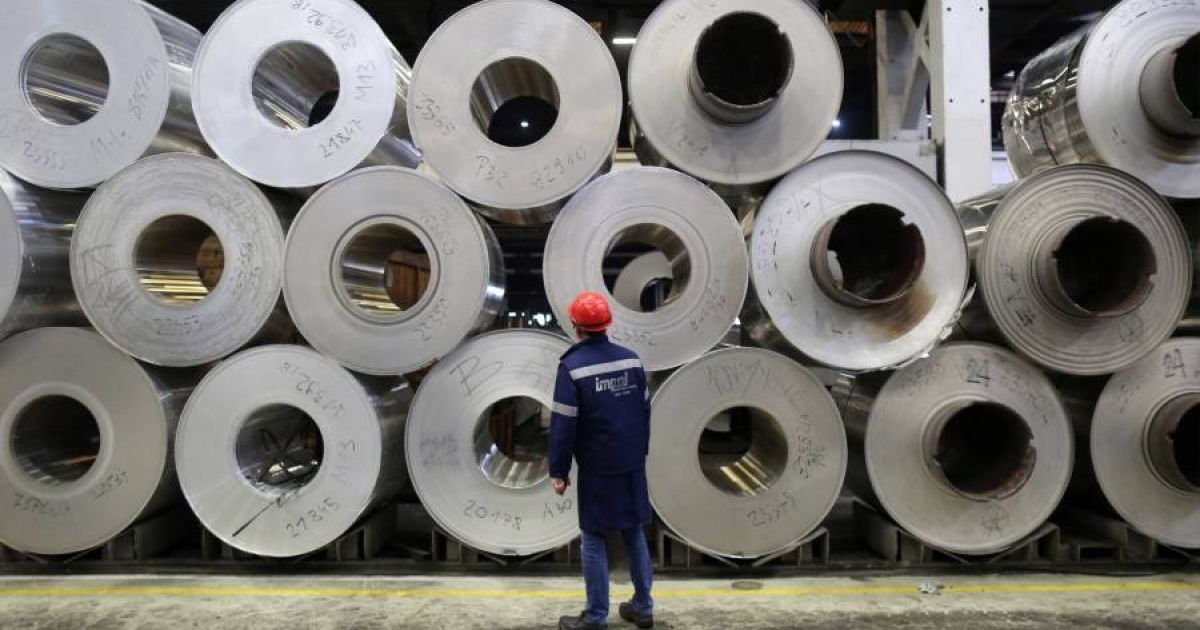 Lembaran-lembaran Aluminium. (Foto Oliver Bunic/Bloomberg)