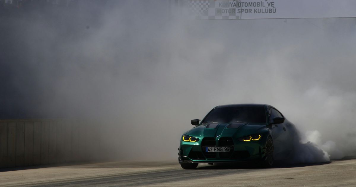 Mobil sport yang sedang melaju di lintasan yang terkena asap. (Foto Pexels)