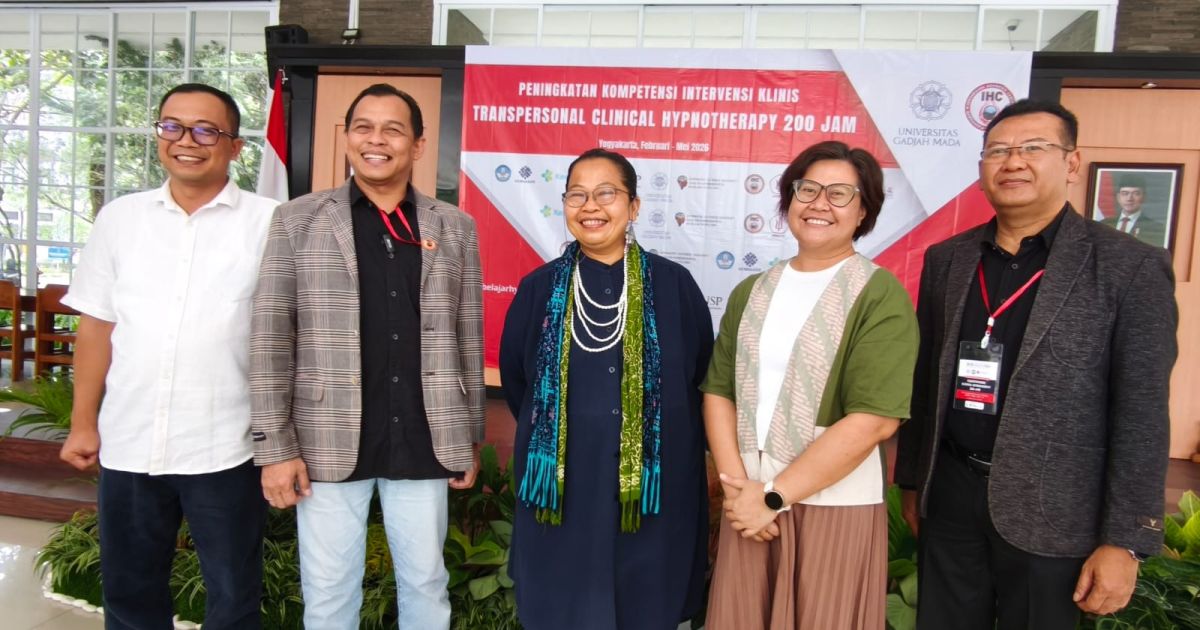 Empat narasumber dari Universitas Gadjah Mada dan Indonesian Hypnosis Centre berfoto bersama usai pembukaan pelatihan sertifikasi hipnoterapi di Bekasi. (Putra)