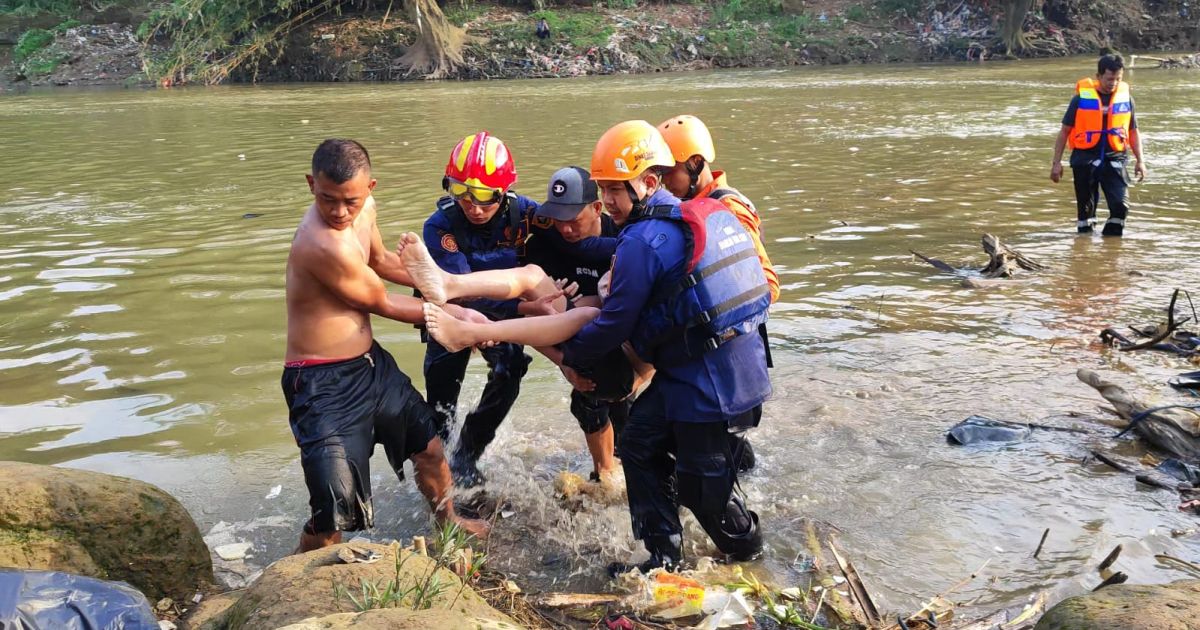 Ziko saat petugas mengevakuasi jenazahnya di kali ciparigi Desa Ciangsana Kecamatan Gunung Putri kabupaten Bogor. (Zar)