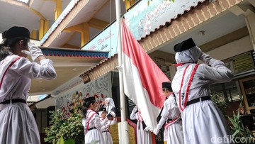 Aktivitas hari pertama masuk sekolah berlangsung penuh antusias di SDN 03 Kelapa Gading Timur, Jakarta Utara, Senin (5/1/2026). Foto: Muhammad Reevanza