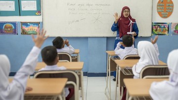 Isi SE Mendikdasmen tentang pembelajaran tatap muka di sekolah di tengah efisiensi energi. Foto: iStockphoto/Getty Images/Riza Azhari