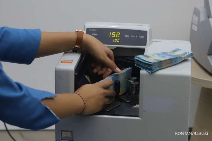 ILUSTRASI. Teller menghitung uang nasabah di BAnk Mandiri, JAkarta (KONTAN/Baihaki)
