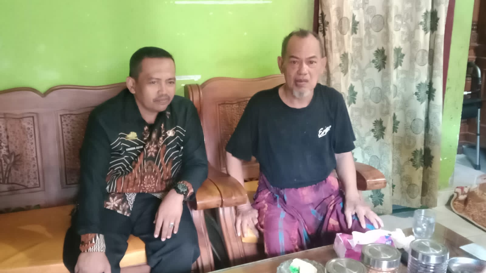 Ikatan Batin Kuat: Keluarga Besar SMAN 8 Pinrang Jenguk Mantan Kepala Sekolah yang Tengah Berjuang Melawan Sakit