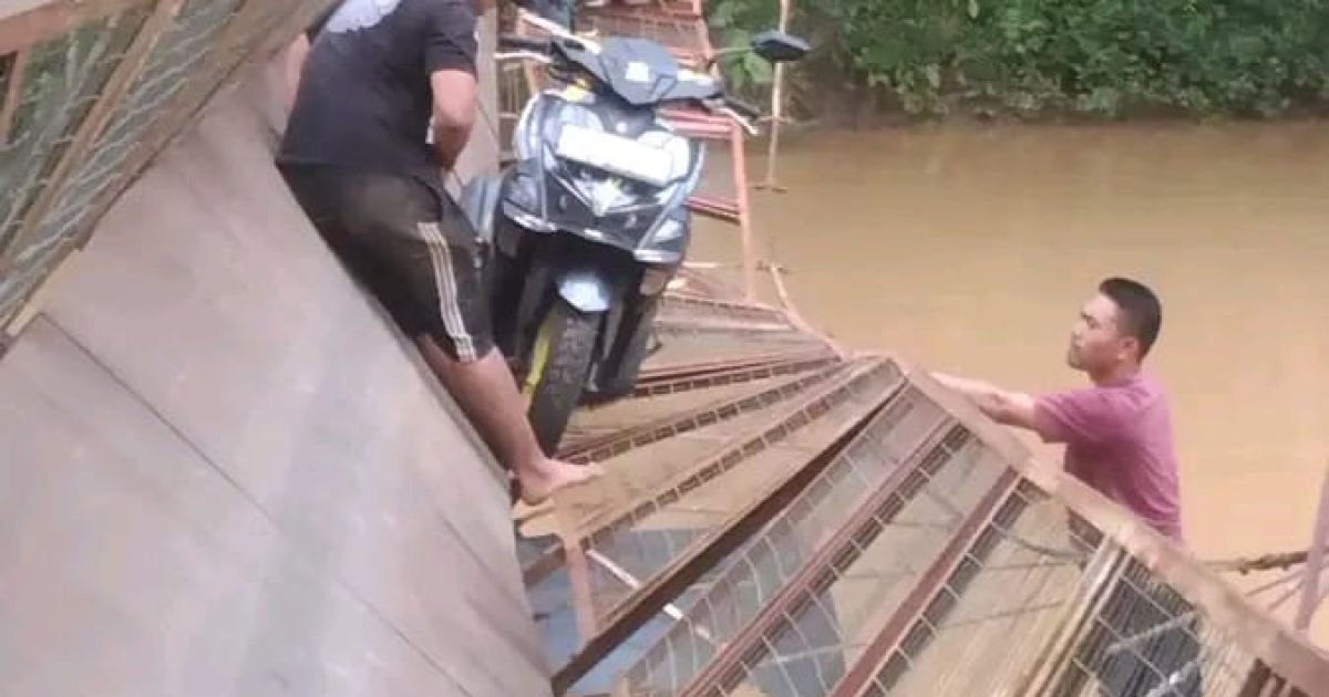 Jembatan Penghubung Dua Kampung di Tegalbuleud Runtuh, Lima Warga Tercebur ke Sungai.