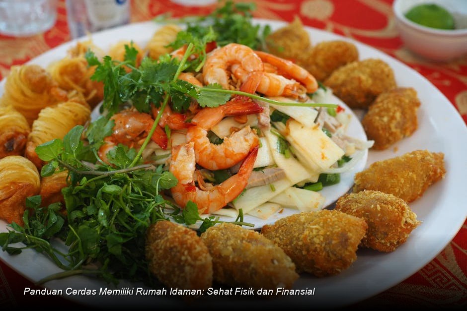 Seorang profesional properti sedang meninjau dokumen akad kredit di meja pertemuan bank dengan latar belakang maket perumahan minimalis.