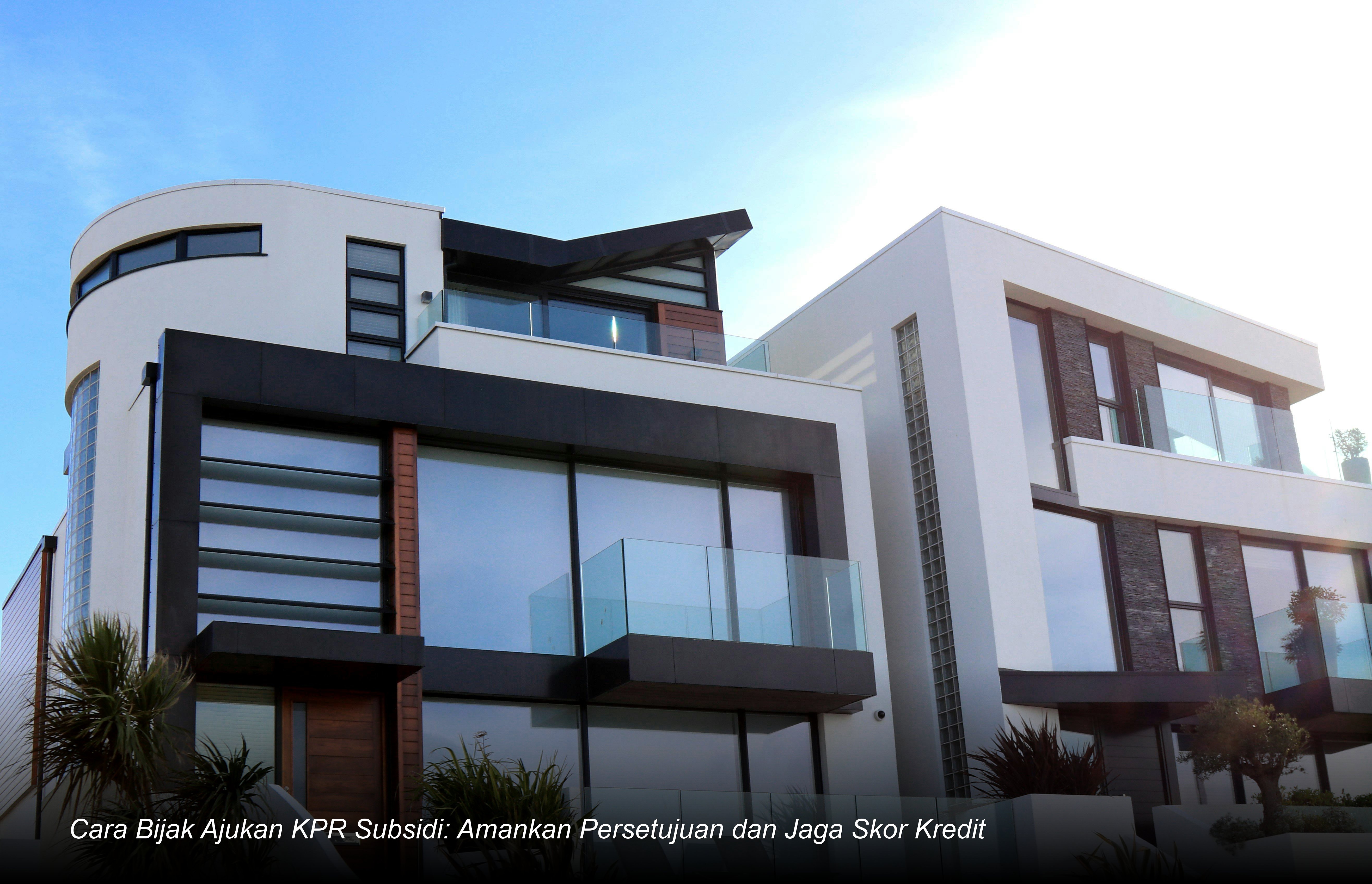 Seorang notaris tersenyum saat menyerahkan dokumen kunci rumah kepada pasangan muda di depan kantor bank.