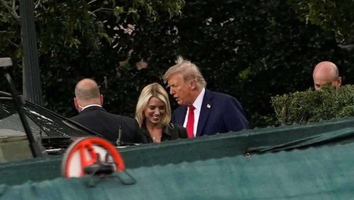 Foto: Presiden AS Donald Trump berbicara dengan Jaksa Agung AS Pam Bondi, setelah mengerahkan pasukan Garda Nasional di ibu kota negara, di Fasilitas Operasi Kepolisian Taman AS Anacostia di Washington, D.C., AS, 21 Agustus 2025. (REUTERS/Nathan Howard)