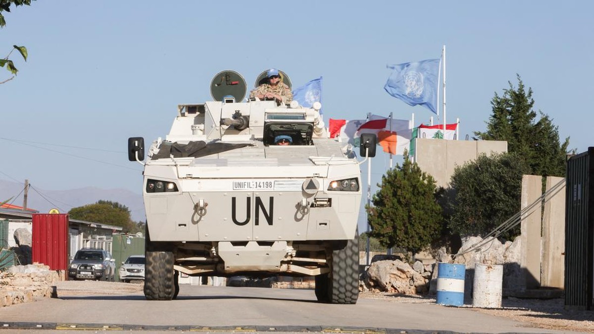 Foto: Pasukan keamanan PBB di Lebanon (UNIFIL) patroli wilayah di dekat desa Maroun al-Ras dekat perbatasan Lebanon-Israel, di Lebanon selatan. (REUTERS/Aziz Taher)
