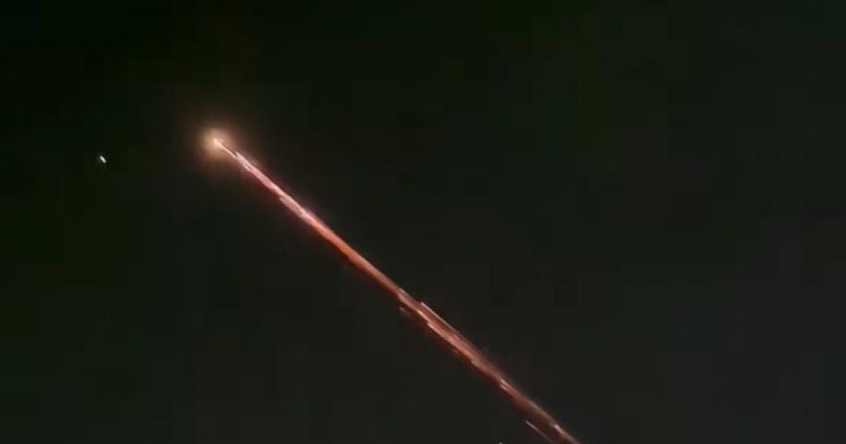 Benda Bercahaya Diduga Meteor Melintas di Langit Lampung, Warga Heboh