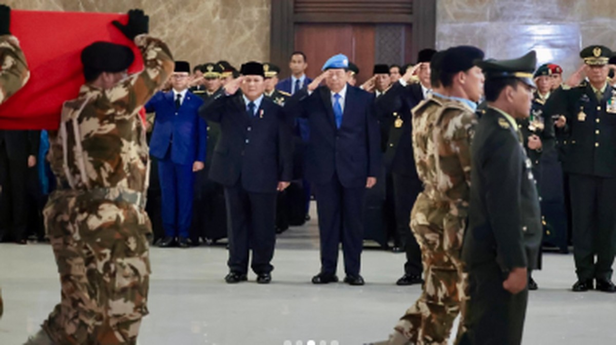 Foto: Upacara penghormatan militer untuk tiga penjaga perdamaian UNIFIL yang tewas di Lebanon, di Bandara Internasional Soekarno Hatta, Tangerang, Banten, Sabtu (4/4/2026). (Instagram/prabowo)