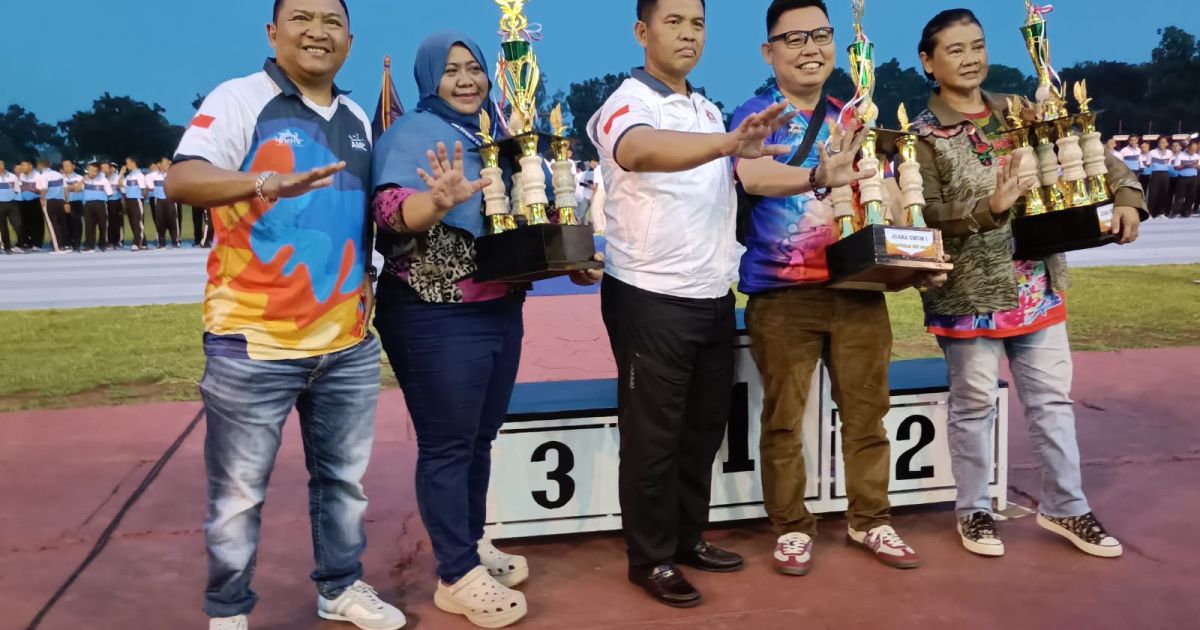 Ketua Umum PP MPI Marsekal Muda TNI Purwoko Aji Prabowo bersama KE NOC Indonesia Hengky Silantang berfoto bersama peraih juara umum Kejurnas Modern Pentathlon Indonesia 2026.(Lek).