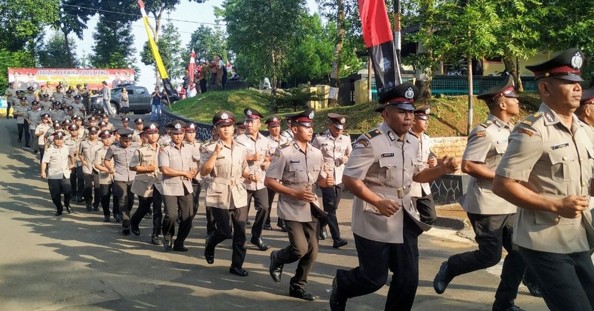 Ribuan siswa Setukpa Polri berlari dari lapang upacara menuju gedung pertemuan di Setukpa Polri, Sukabumi, Jawa Barat beberapa waktu lalu. (Foto KOMPAS.Com/Budiyanto)