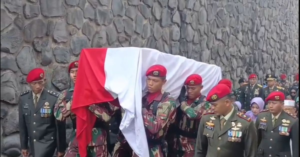 prosesi pemakaman Mayor Infanteri (Anumerta) Zulmi Aditya Iskandar di Taman Makam Pahlawan Cikutra, Minggu (5/4/2026).