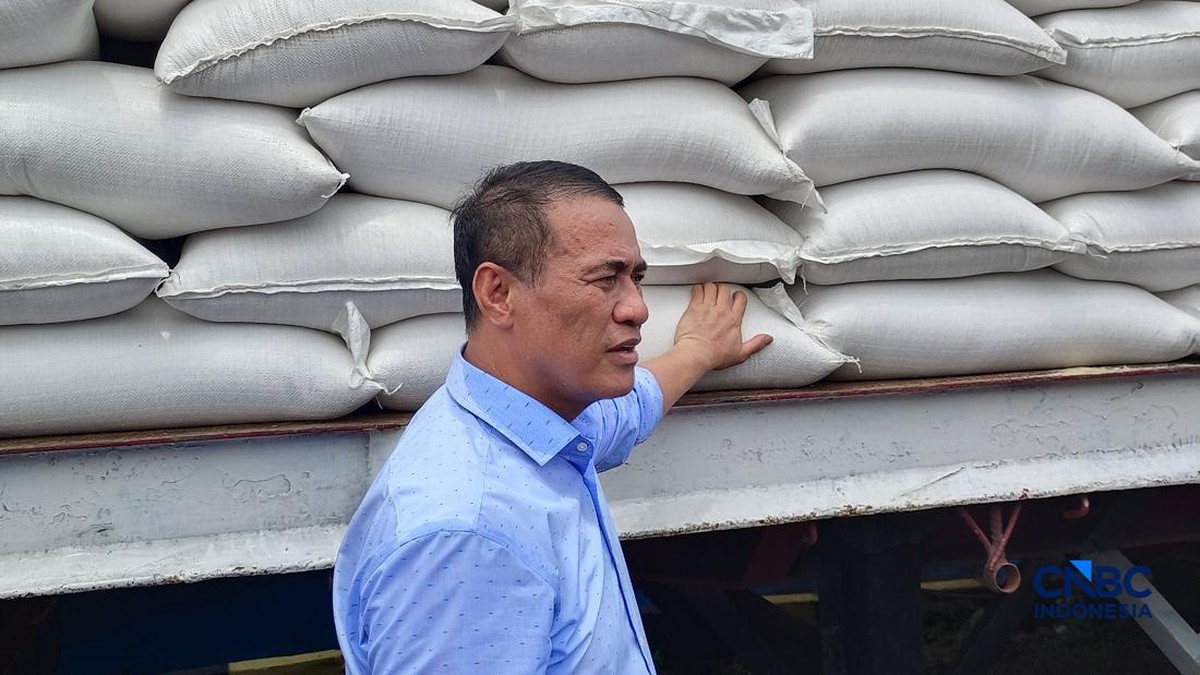 Foto: Menteri Pertanian/Kepala Badan Pangan Nasional (Bapanas) Amran Sulaiman saat meninjau langsung Gudang Bulog Panaikang, Makassar, Sulawesi Selatan, Minggu (5/4/2026). (CNBC Indonesia/Martyasari Rizky)