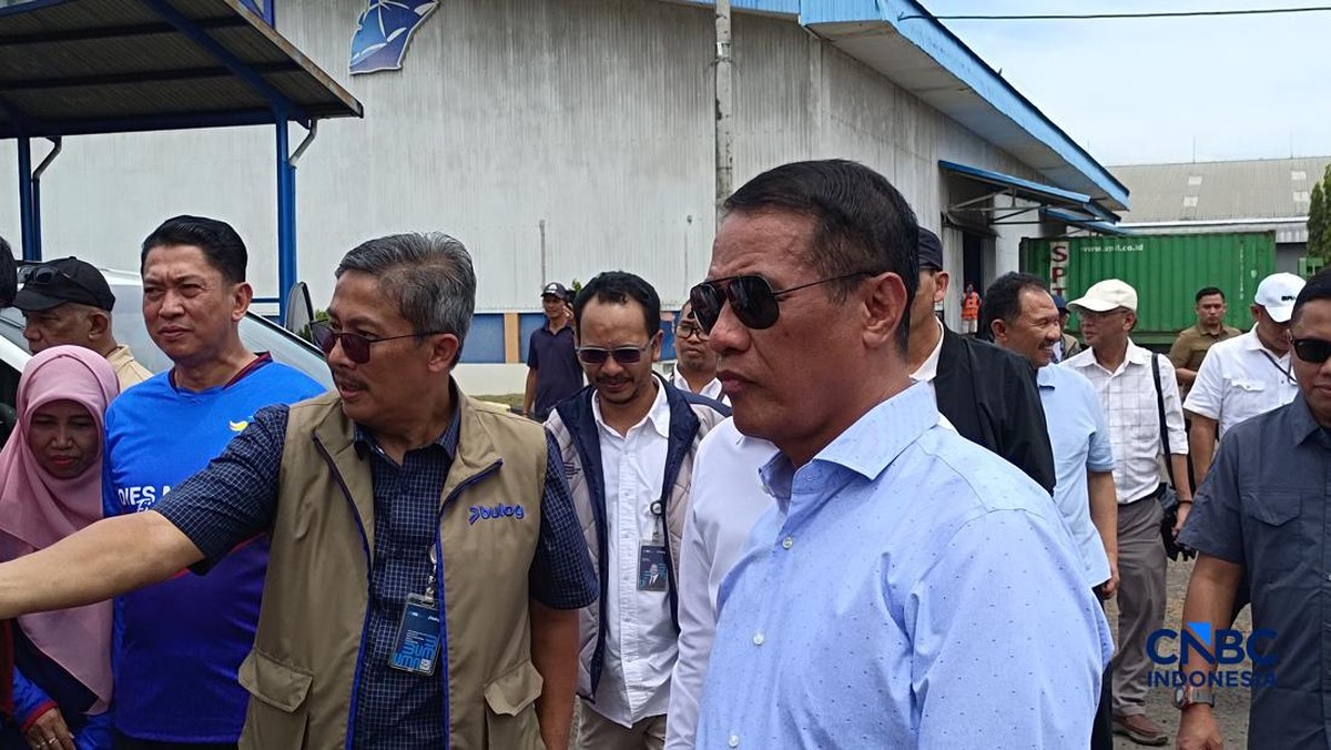 Foto: Menteri Pertanian/Kepala Badan Pangan Nasional (Bapanas) Amran Sulaiman saat meninjau langsung Gudang Bulog Panaikang, Makassar, Sulawesi Selatan, Minggu (5/4/2026). (CNBC Indonesia/Martyasari Rizky)