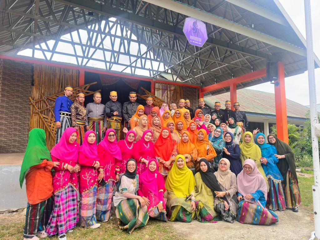 Semarak Budaya Bugis Bone Warnai Peringatan Hari Jadi ke-696 di SMAN 13 Bone, Penghargaan Siswa Ikut Dibagikan