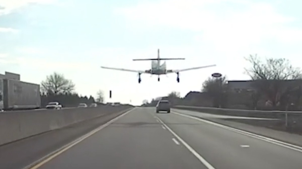 Sebuah pesawat melakukan pendaratan darurat di Jalan Raya Interstate 78 di Allentown, Pennsylvania pada Sabtu pagi waktu setempat. (Tangakapan Layar Video X)