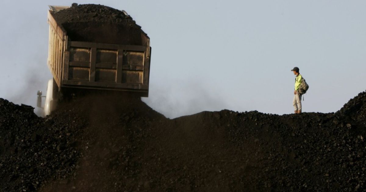Aktivitas pemindahan batu bara PT Bukit Asam di Tanjung Enim, Sumatera Selatan (Sumsel). (Foto Dadang Tri/Bloomberg)