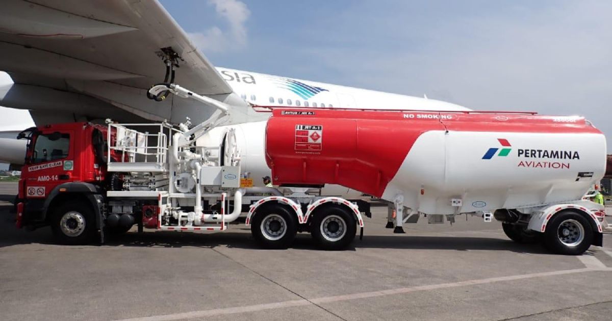 Ilustrasi pengisian Avtur dari Pertamina ke pesawat. (dok Pertamina via Bloomberg Technoz)