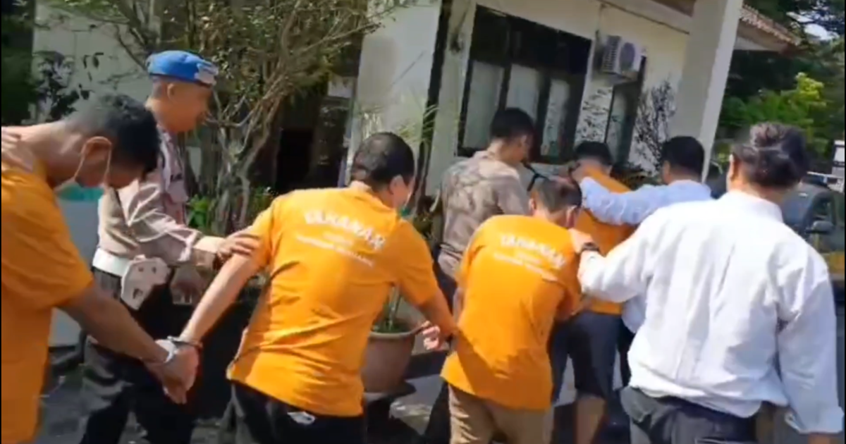 Petugas Polsek Babakan Madang mengiring para pelaku begal bermodus investasi bodong saat rilis kasus di Mapolsek. Empat pelaku telah diamankan, sementara delapan lainnya masih dalam pengejaran.(Ezzar)