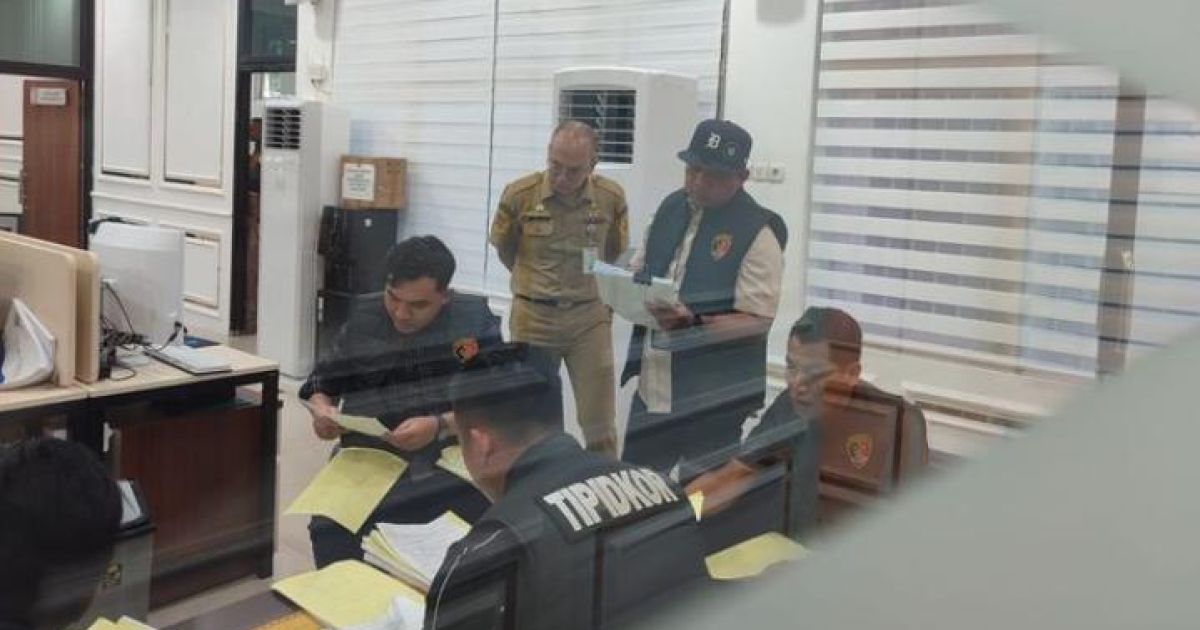 Tim penyidik Polda Bengkulu melakukan penggeledahan yang berlangsung di Pemprov Bengkulu (foto: Polda Bengkulu)