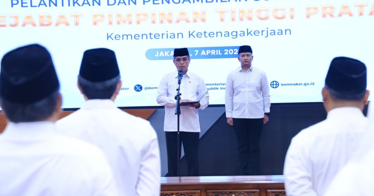 Menaker Yassierli melantik 12 pejabat baru di Kemnaker dan memberikan peringatan tegas terkait integritas. [Foto: Kemnaker]