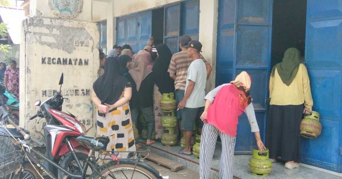 Antrean warga Tuban berburu Elpiji 3 kilogram di Pangkalan yang ada di Desa Tuwiriiwetan, Kecamatan Merakurak, Kabupaten Tuban, Jawa Timur pada Senin, 6 April 2026. (Foto KOMPAS.Com/Hamim)