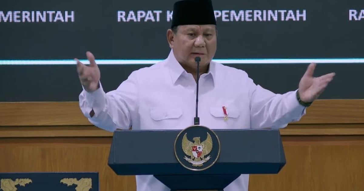 Presiden Prabowo Subianto saat menyampaikan taklimat dalam rapat kerja kepada anggota Kabinet Merah Putih di Istana, Jakarta, Rabu (8/4/2026). (Foto via Kompas.com)