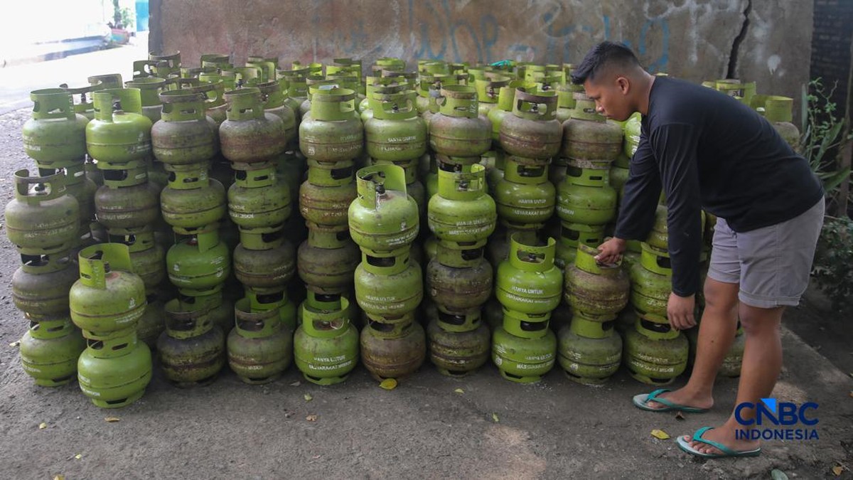 Foto: Pekerja memindahkan tabung Liquefied Petroleum Gas (LPG) ukuran 3kg di salah satu agen di kawasan Pasar Rebo, Jakarta, Rabu (1/4/2026). (CNBC Indonesia/Faisal Rahman)