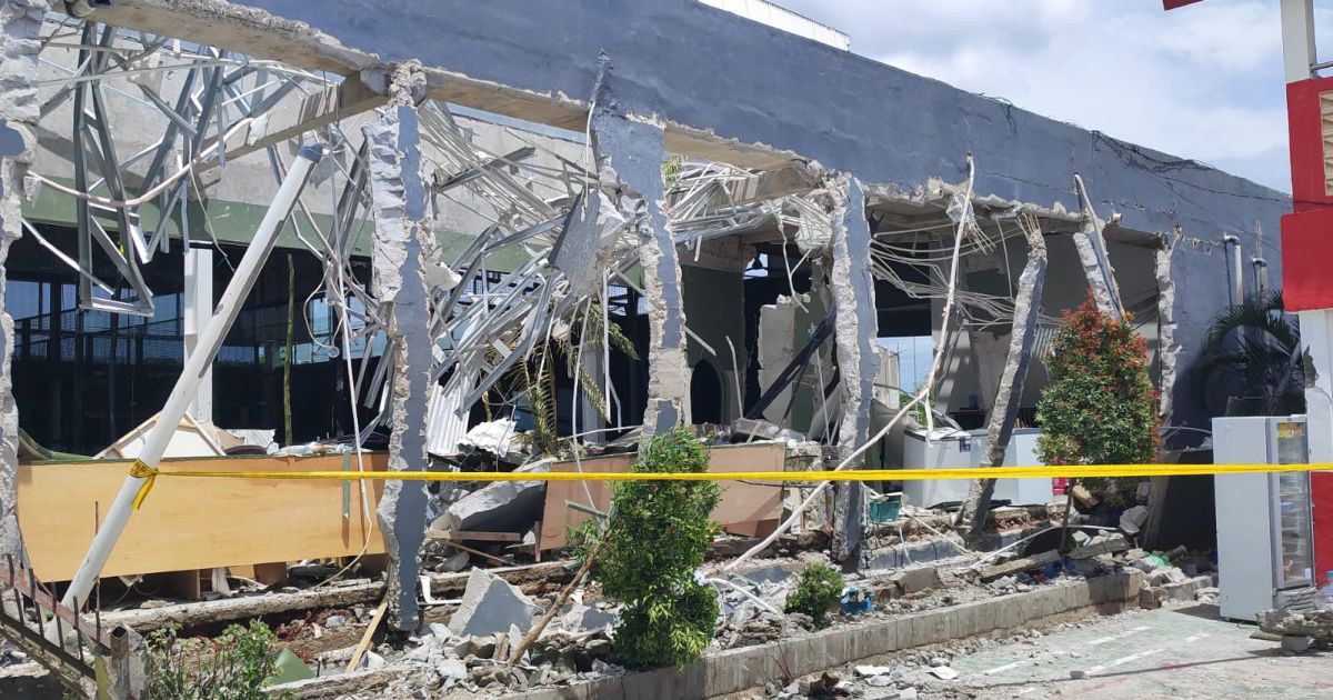 Petugas dan pihak sekolah mengecek kerusakan pagar dan ruang kelas SDN Ciangsana 03, Gunung Putri, usai ledakan yang diduga berasal dari tabung gas di kantin lapangan padel, Kamis (subuh). Tidak ada korban jiwa dalam peristiwa tersebut.