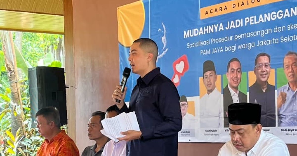 Senior Manager Regional Selatan dan Pusat PAM Jaya, Rizal Wahyudi, dalam acara Dialog Warga yang digelar Komunitas Warga Jakarta (Komwaja) bersama PAM Jaya di Taman Bendera Pusaka, Jalan Barito, Kramat Pela, Jakarta Selatan, Kamis (9/4).