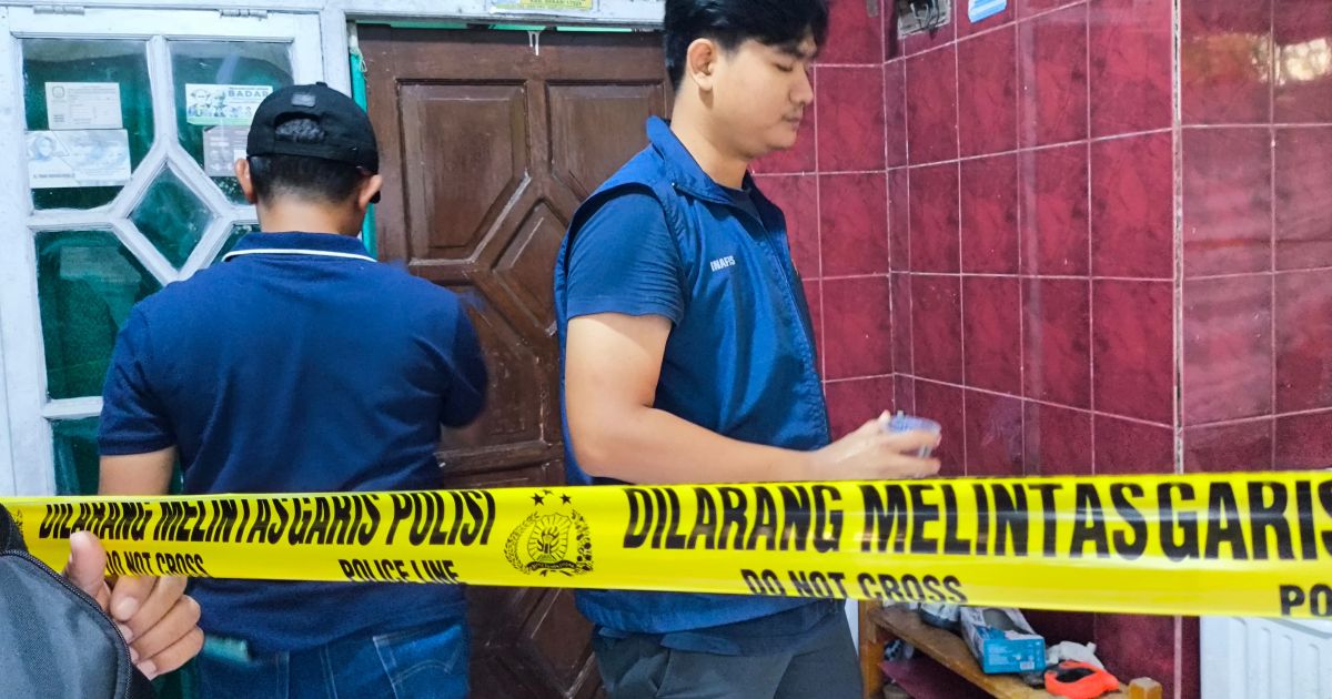 Tim Inavis dan Satreskrim Polres Metro Bekasi melakukan olah TKP di lokasi penemuan jasad korban, Kamis (Putra)