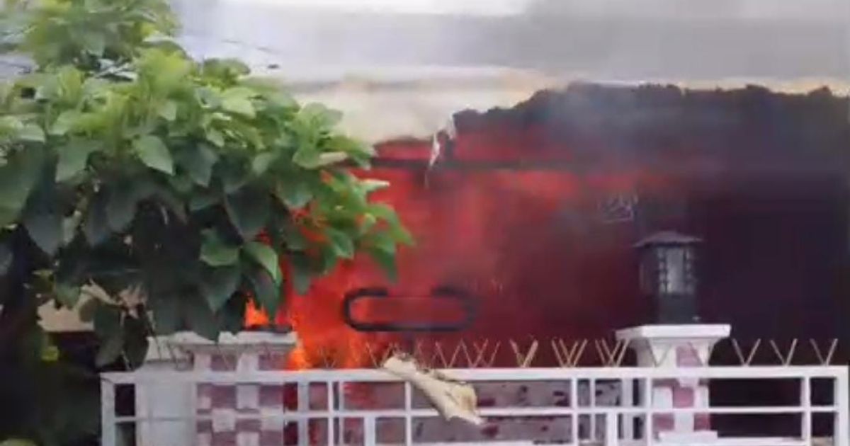 Api yang melalap rumah warga di Perumahan Puri Harmoni, Citeureup, Kamis (9/4/2026). Kebakaran diduga dipicu anak yang bermain korek api hingga api cepat merambat ke seluruh bangunan.(tangkap layar video amatir)
