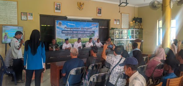 Penguatan Legalitas Tanah di Ciamis: Polsek Cijeungjing Kawal Penyerahan Sertifikat PTSL Sambil Mengedukasi Warga Soal Ancaman Digital