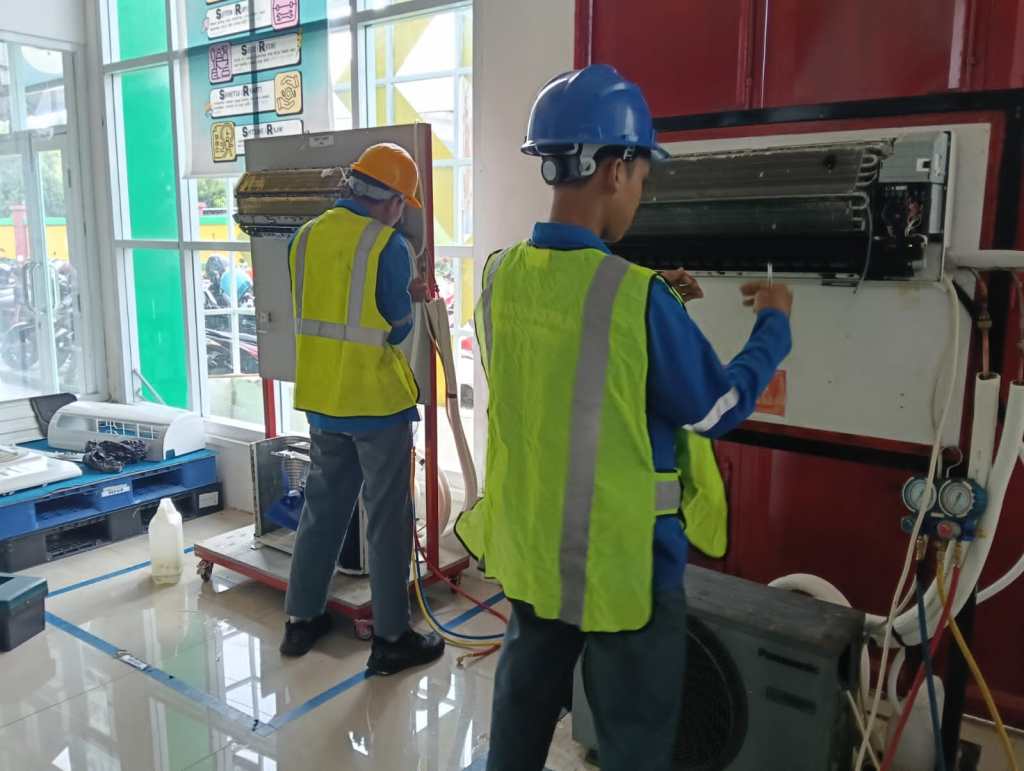 Validasi Kesiapan Kerja Lulusan SMK Negeri 3 Soppeng melalui Uji Kompetensi Keahlian Berbasis Industri