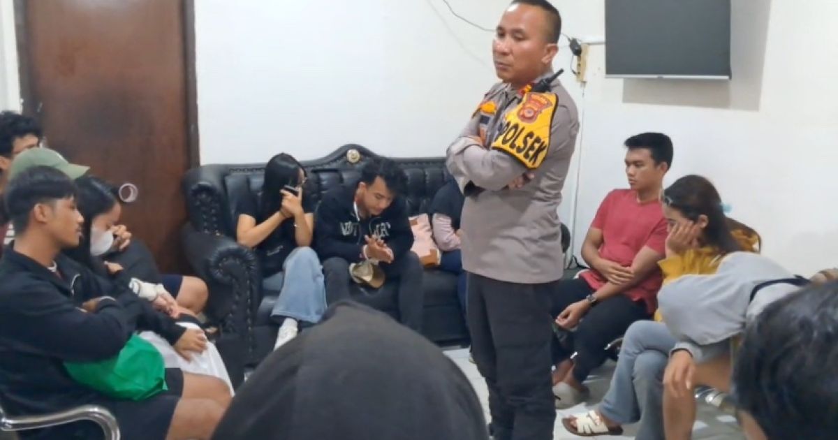 petugas Polisi Polsek Dramaga mendapati 10 pasangan yang tidak dapat menunjukkan bukti pernikahan yang sah. Mereka kemudian digiring ke Mapolsek untuk pemeriksaan lebih lanjut.