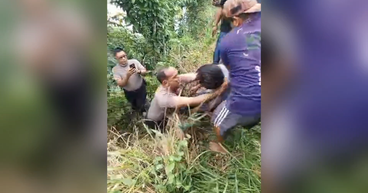 Tangkap Layar Video Amatir Saat Kapolsek Cileungsi mengevakuasi Langsung jasad pria yang ditemukan mengambang di Setu Situsari, Desa Situsari, Kecamatan Cileungsi, Kabupaten Bogor.