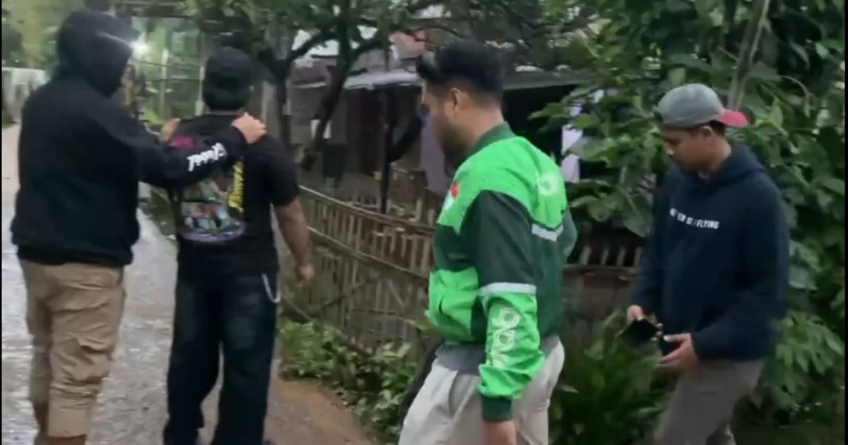 Petugas Sat Narkoba Polres Bogor bersama Polsek Jonggol mengamankan dua terduga pelaku dalam penggerebekan rumah yang diduga menjadi lokasi peredaran obat keras di Cileungsi dan Jonggol. (Ezzar)