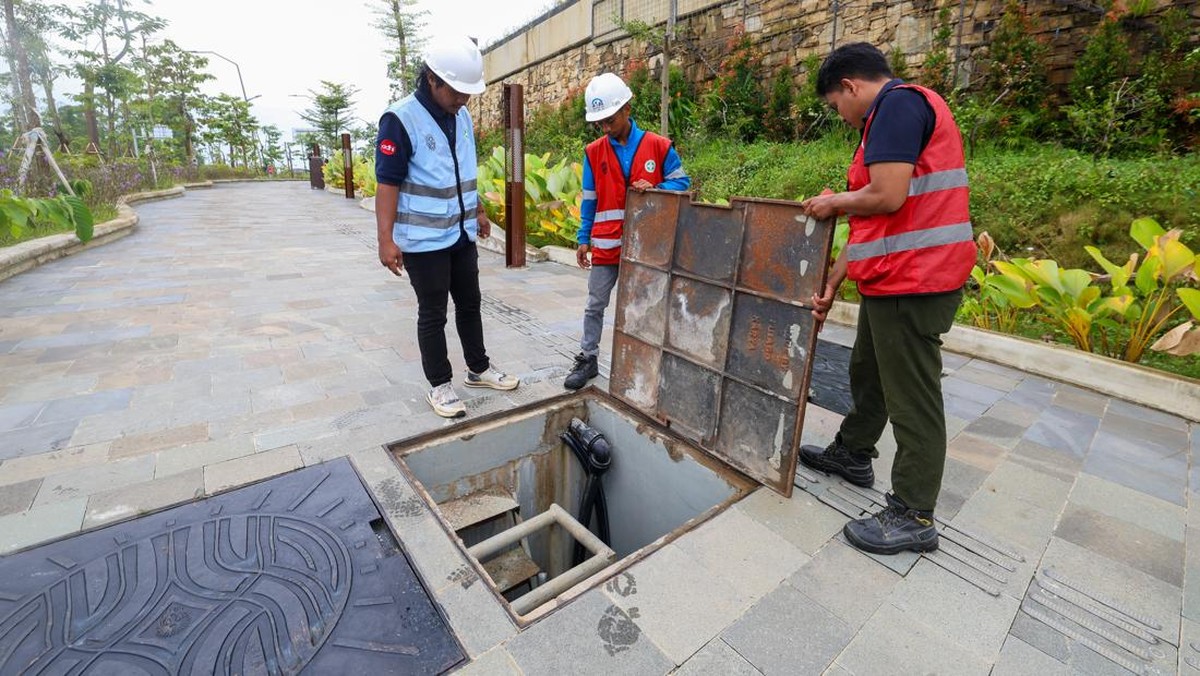 Foto: Sejumlah petugas memantau jaringan yang terpasang di terowongan beton bawah tanah Multi Utility Tunnel (MUT) di Ibu Kota Nusantara (IKN). (Dok. Humas Otorita IKN)