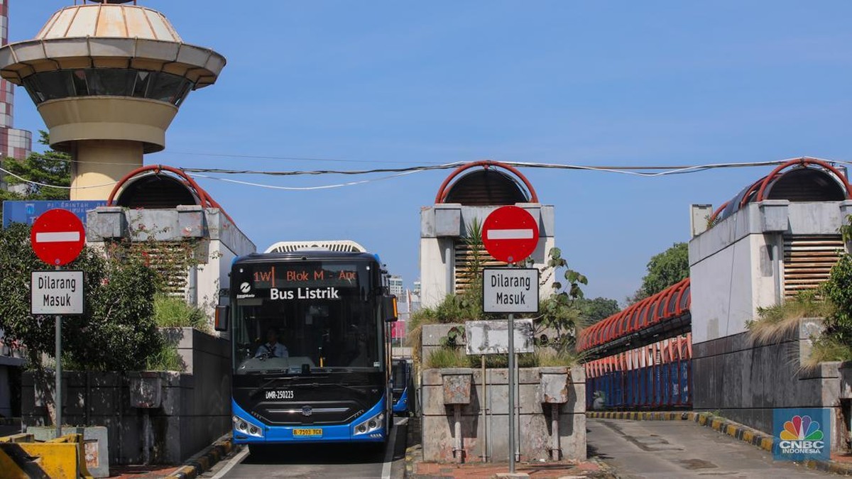 Foto: Penumpang antre untuk menaiki bus TransJakarta di Terminal Blok M, Jakarta, Rabu (26/11/2025). (CNBC Indonesia/Faisal Rahman)